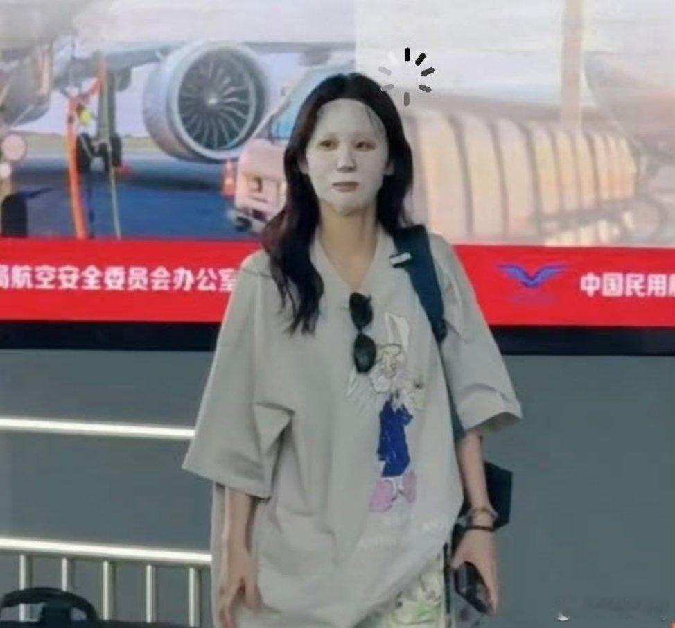 张碧晨敷着面膜回北京从舞台上戴着墨镜、又酷又飒的“战歌女王”，到机场里敷着面膜、