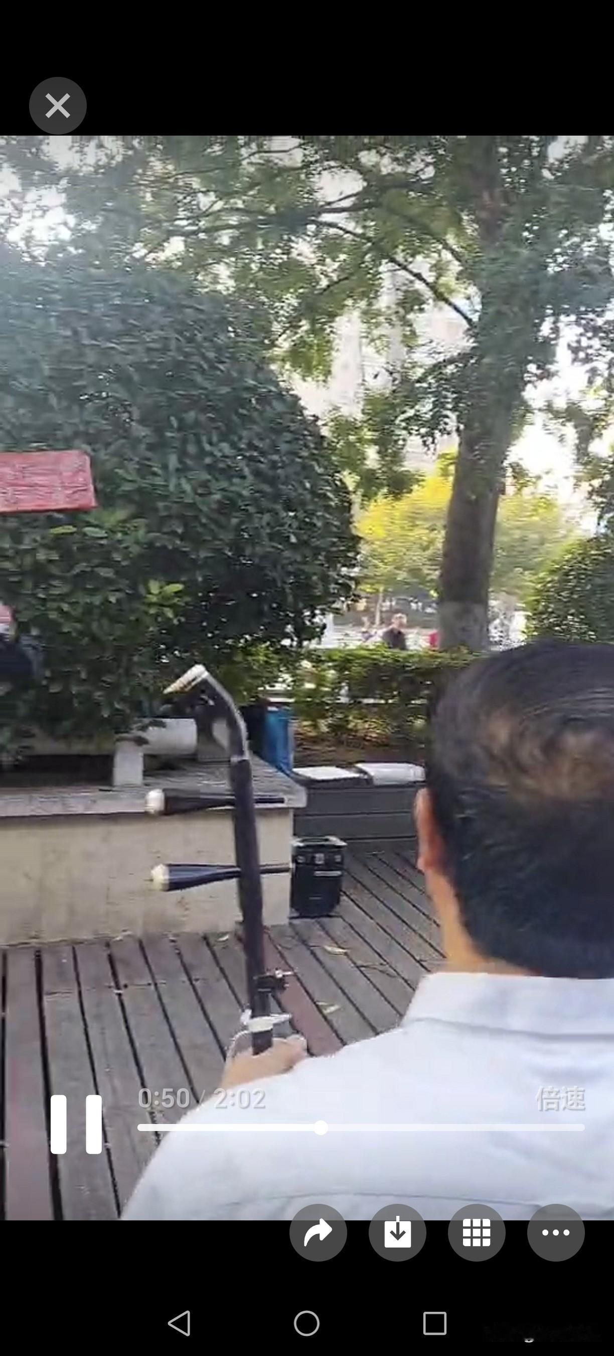 我不想去自乐班拉胡胡了，可班主盛情难却。
       我是学习秦腔板胡的，去自