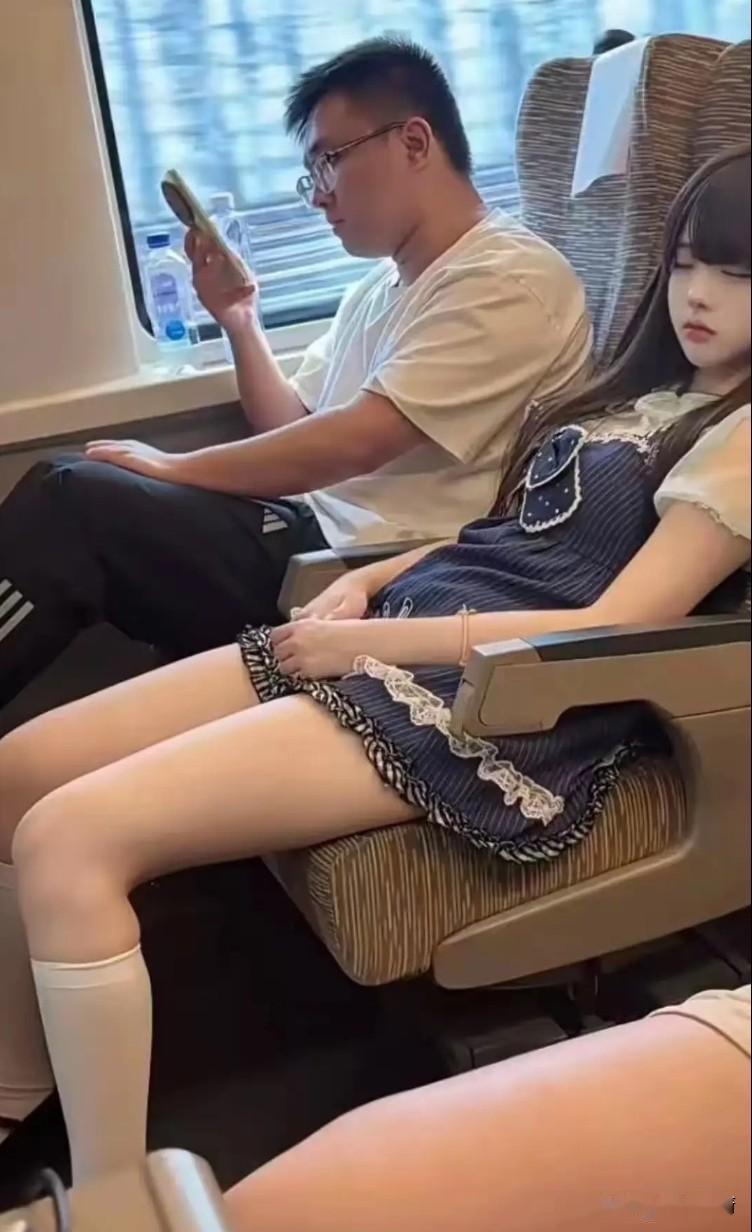 高铁上，一对陌生男女坐在一起，两人无话可说，非常尴尬。
但是，假设让他们在普遍的