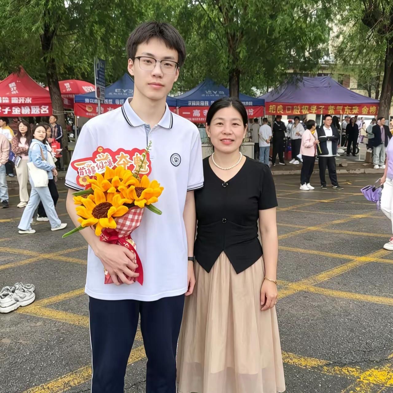 侄子查出688分的那一刻，全家人欢呼雀跃，只有姑姑瞬间红了眼眶，泪流不止。没人懂