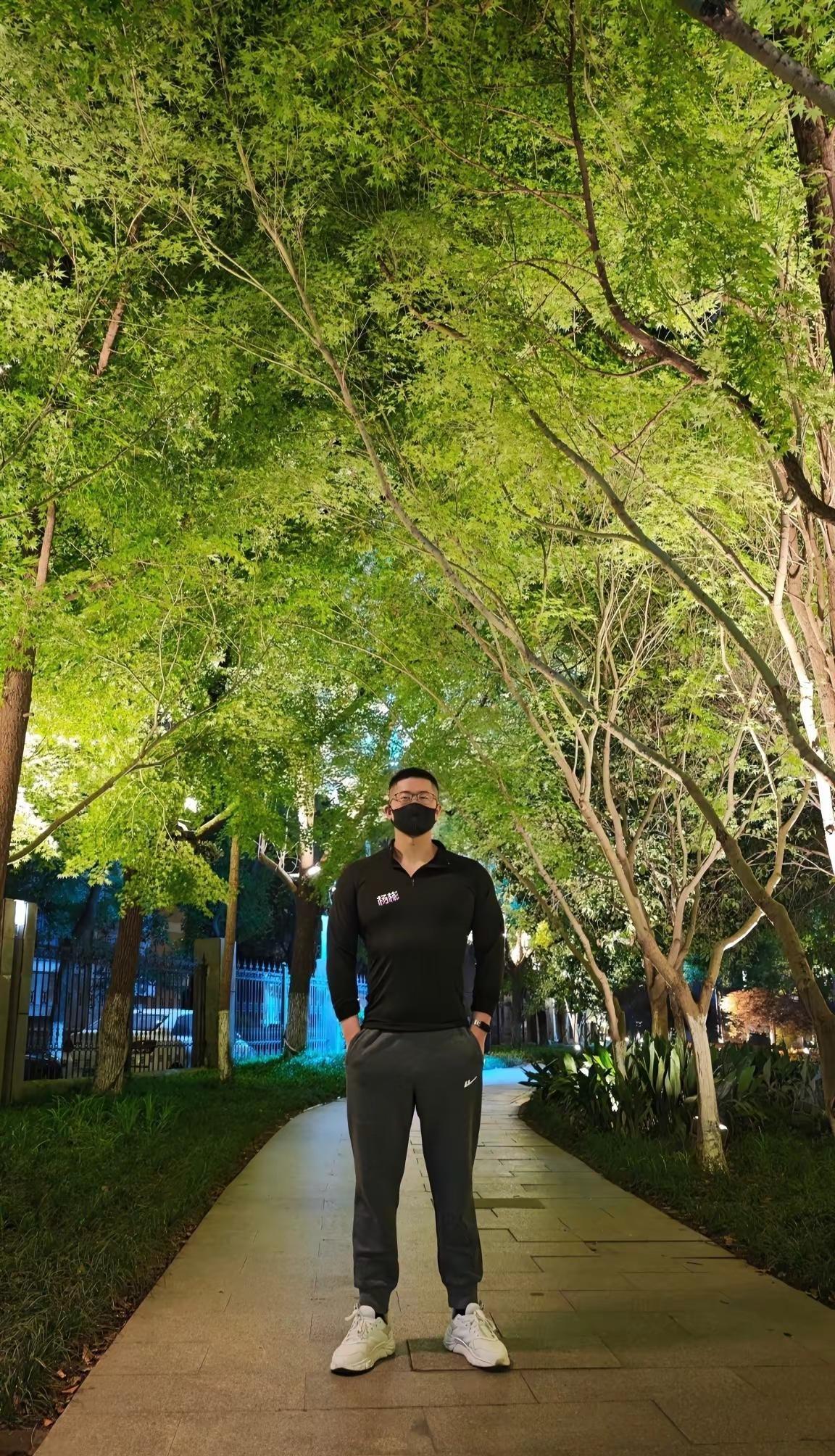 你的目光落在我身上时，连时光都放轻了脚步，生怕惊扰了这份静谧的温柔。随拍 男友风