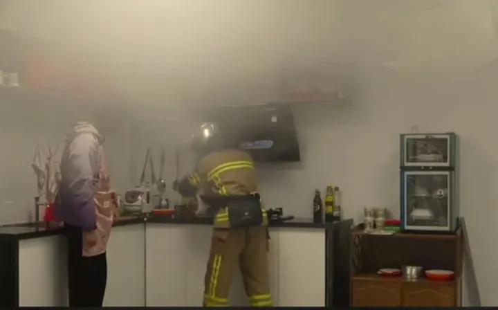 炖肉回房眯一觉，醒来为啥床边站满消防员？
 谁能料到！躺在床上睡得呼呼响，一睁眼