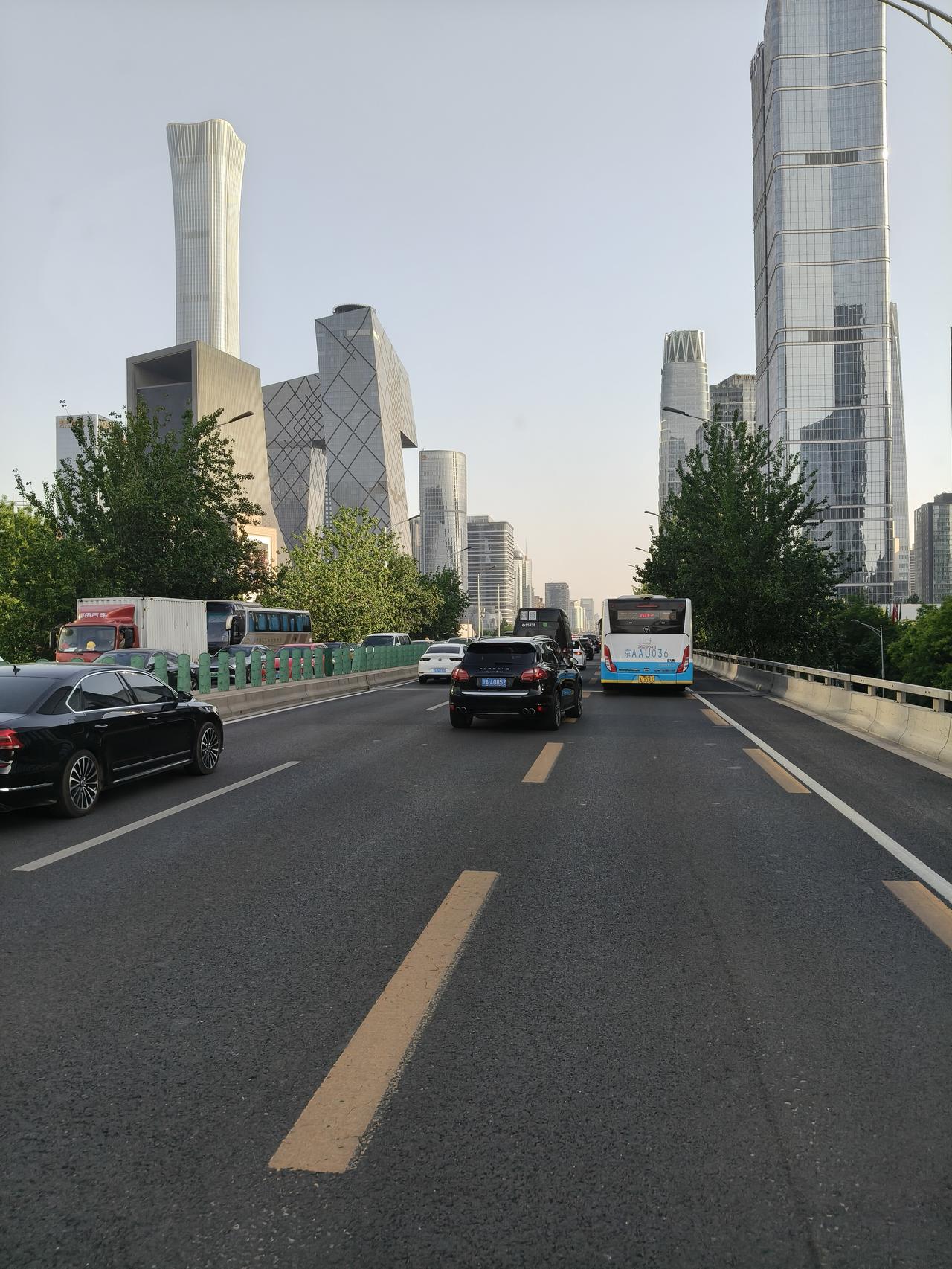 我认为应该管
尽管孩子成年了，但毕竟阅历不够，许多大人躺过的坑走过来槛。适当安管