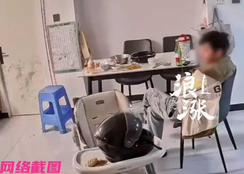 浙江有名五个孩子的女子，这天在家里客厅突然跌倒在地，可一旁的丈夫却没有任何的反应