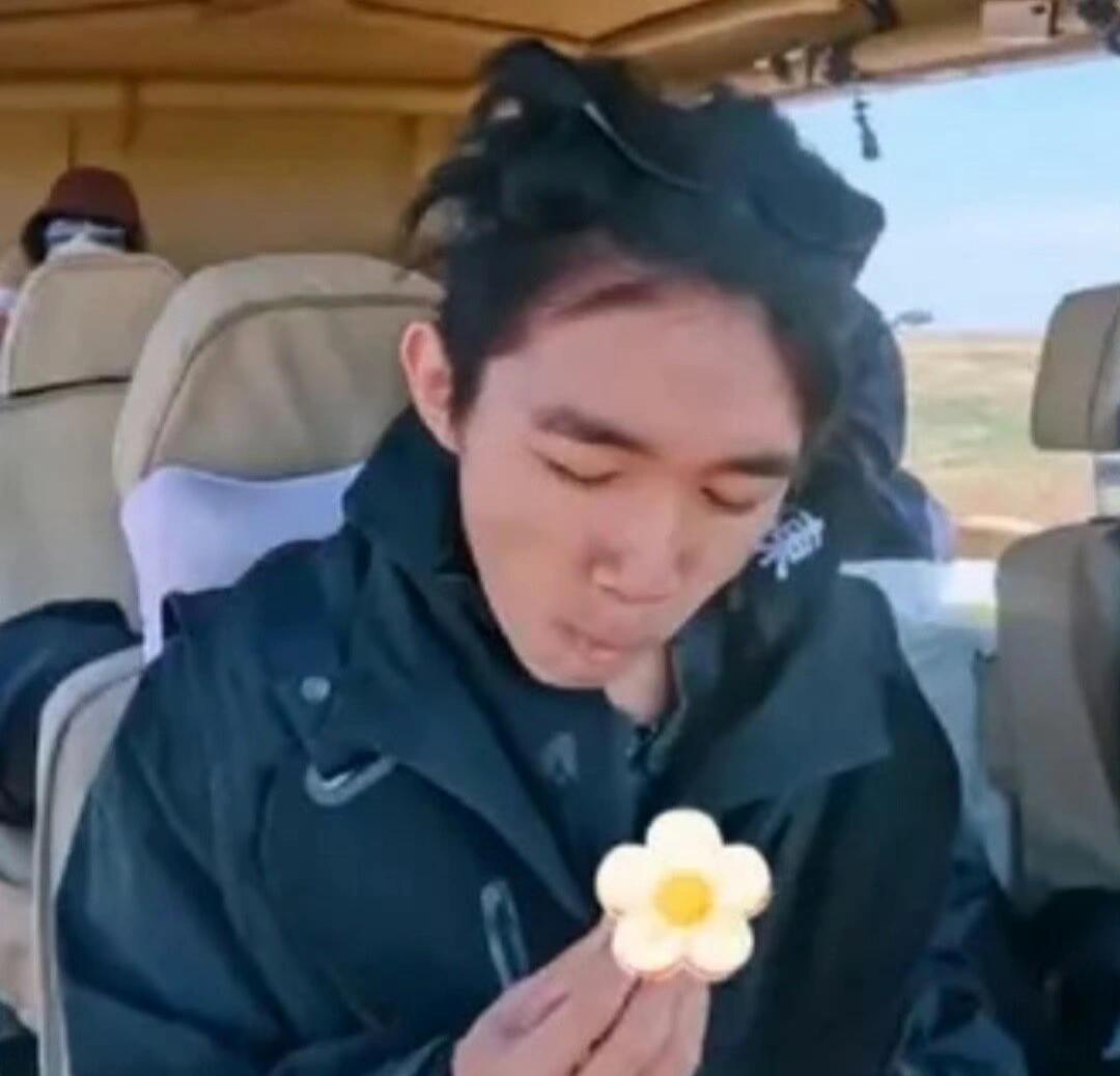 现今的综艺后期实在是过于谨慎了，竟然因为怕给人家做宣传而把嘉宾吃的东西都打上码，
