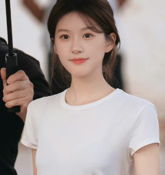 #赵露思[超话]##赵露思开了甜品店#赵露思实在是太好看了，非常可爱的一个小姑娘