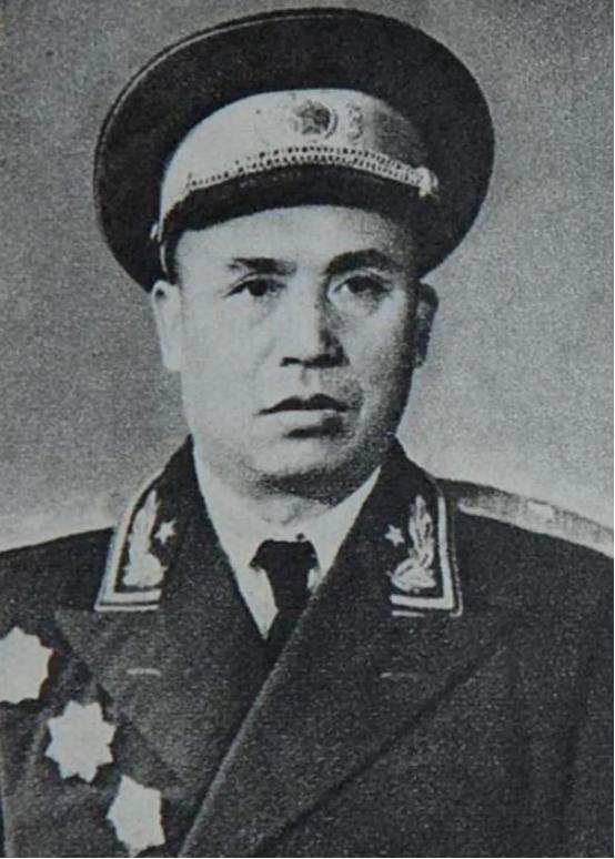 1998年，开国少将贺东生逝世，妻子陈玲按照丈夫生前遗嘱，将他们的两个孩子叫到了