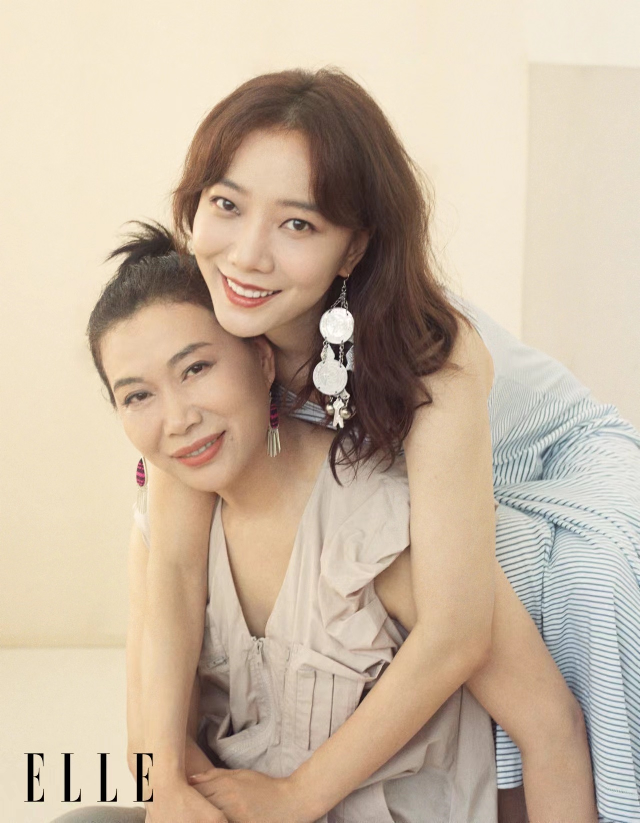 #ELLE是女儿是妈妈黎寨质感大片# ELLE拍的王珞丹、欧阳娜娜两对母女身穿J