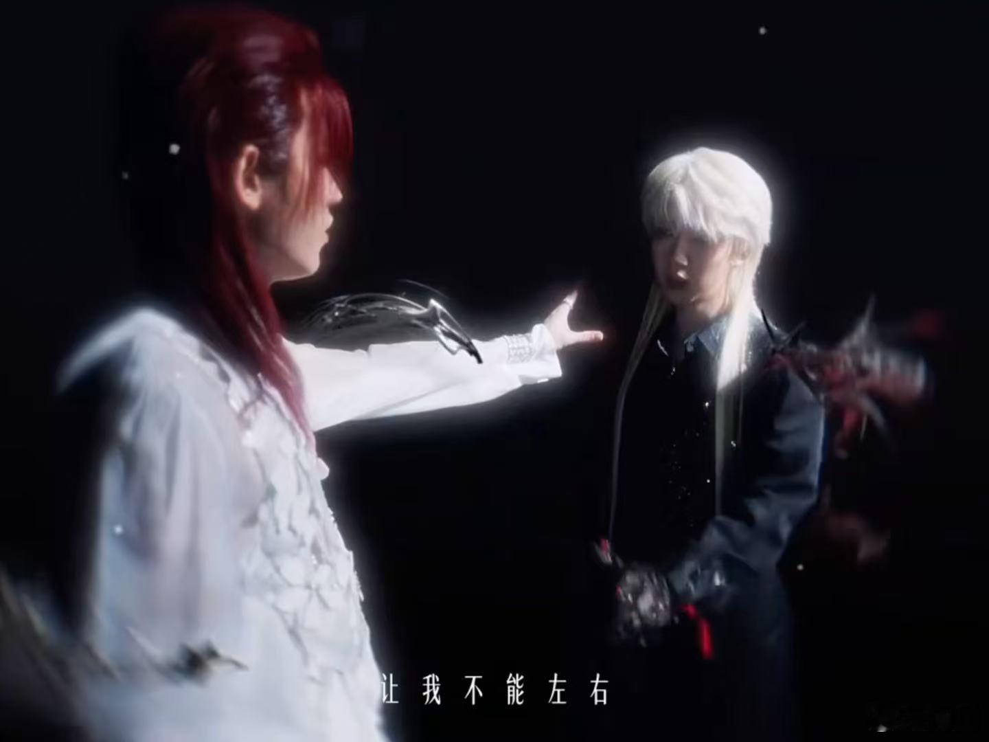 网传贺峻霖给宋亚轩的音综当主持 一个稳坐主持位，一个站上演唱台，分工明确又互补，