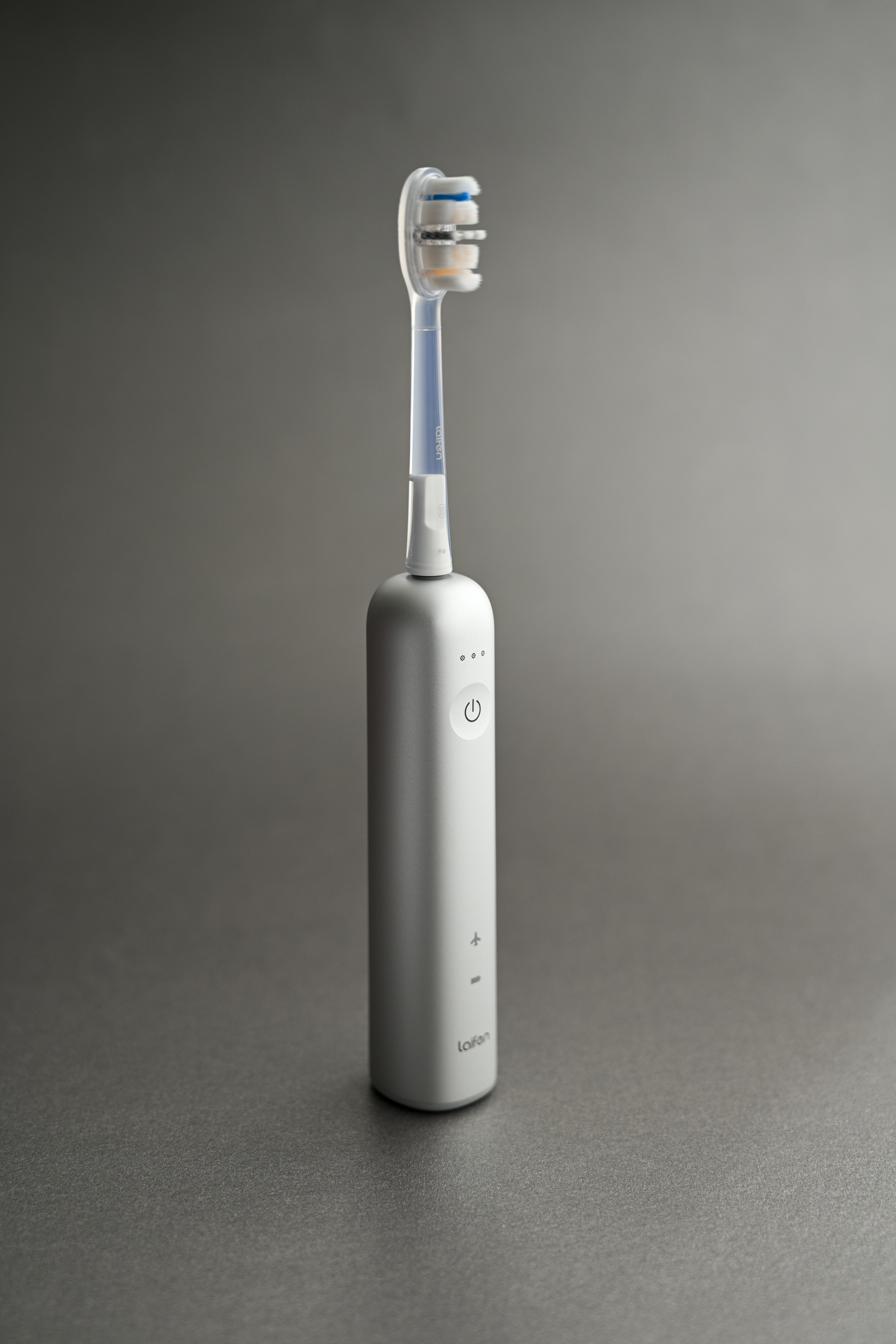 一组铝合金版本的徕芬扫振电动牙刷 i2 实拍图。铝合金的质感和 ABS 款不同。