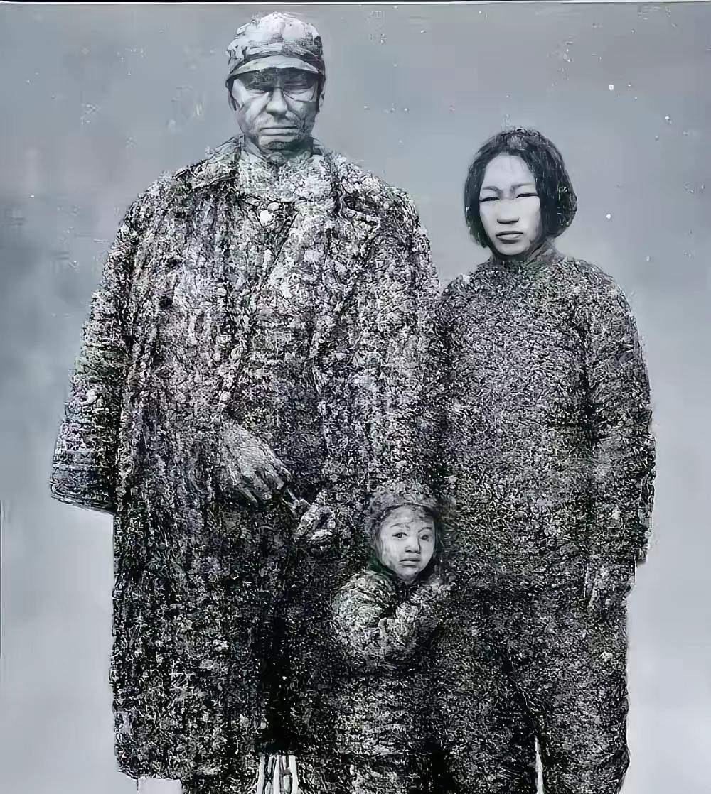 1937年初，日本兵将一家三口押到了刑场上。当父亲被他们砍断脖子后，5岁的小男孩