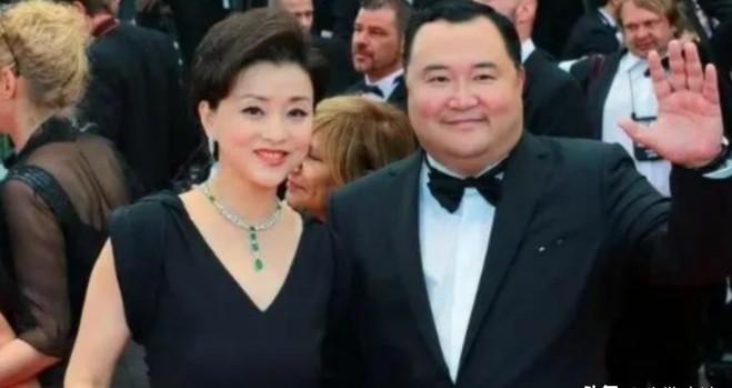 1994年，富豪吴征斥资500万买下一艘游艇，把有夫之妇杨澜邀到游艇大胆表白，杨