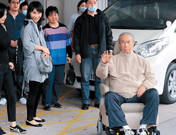 何鸿燊的身体是个谜！2009年，87岁何鸿燊不慎摔伤，造成多器官衰竭，但他却一直