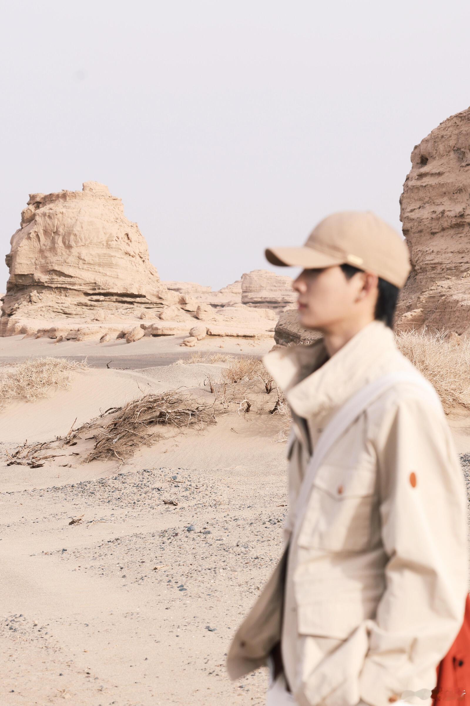 姚琛敦煌沙漠写真姚琛全新敦煌沙漠写真氛围感拉满！独特的异域风造型适配度超高，苍茫