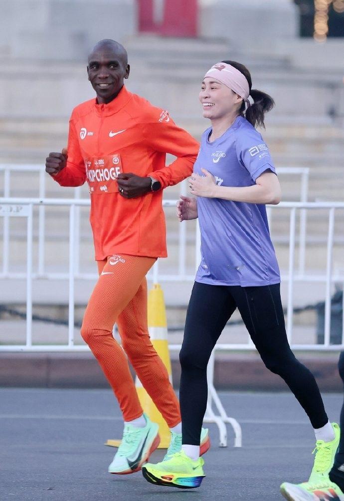 近日苏提达王后在曼谷参加十公里马拉松比赛，她这回搭配的很简洁，不过秀出了健美时尚