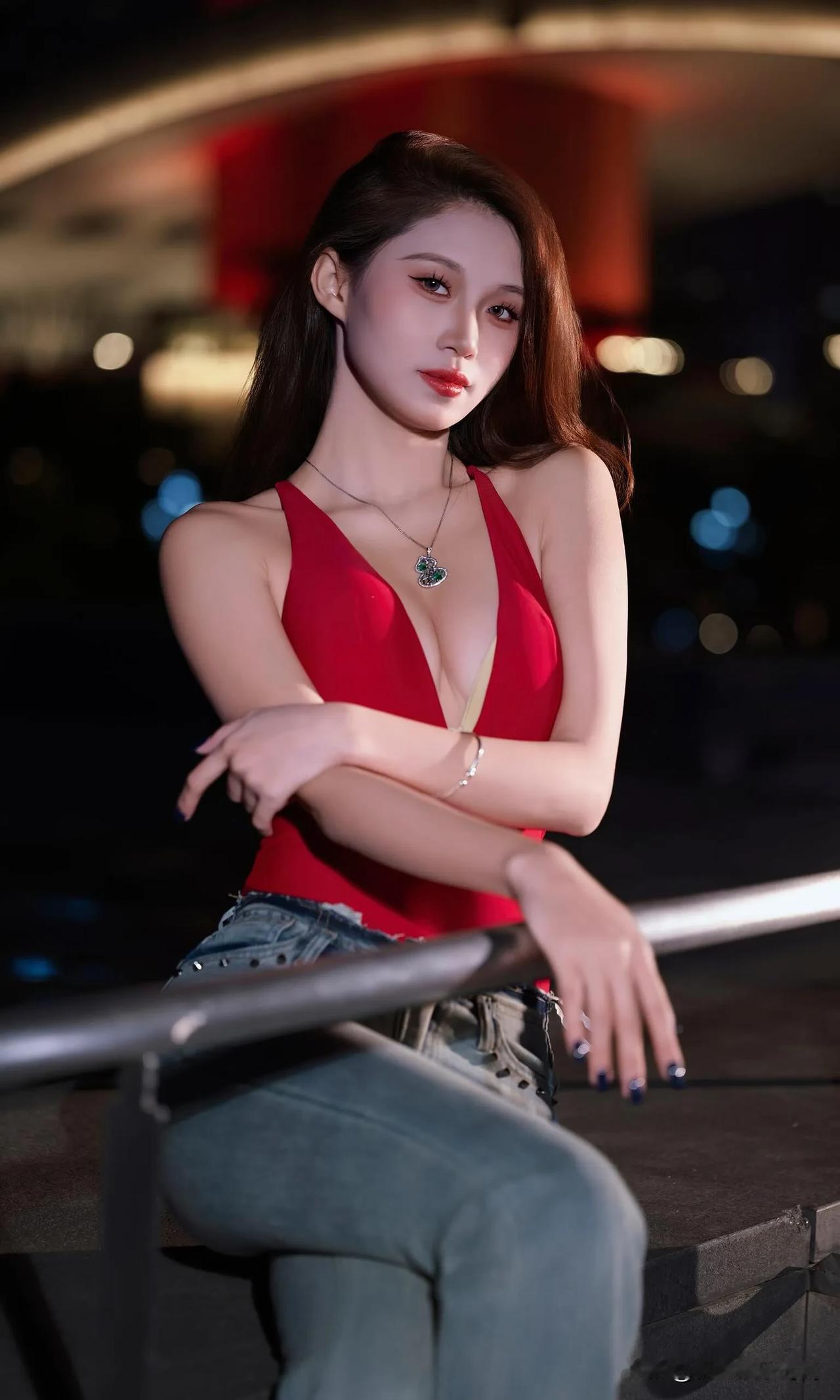 这身辣妹装着实性感，她宛如暗夜中绽放的红玫瑰。正红色深V挂脖连体衣，大胆地展露肩