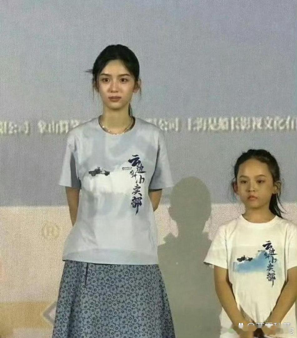你敢信吗？周也的头居然比小女孩的还小，女明星得瘦成啥样啊！ 