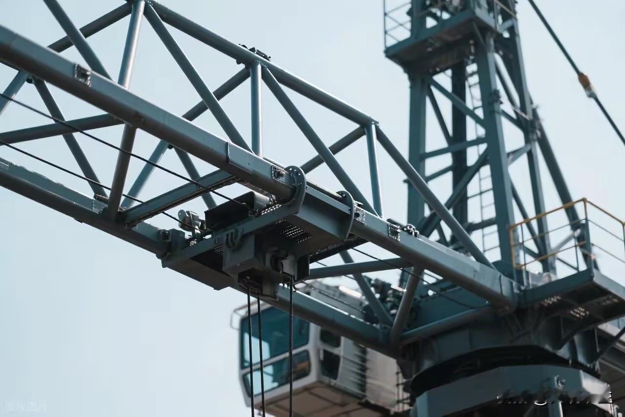 德国死守起重机机密垄断半世纪，天价设备卡中国脖子，河南农民兄弟凭实干逆袭，造出全