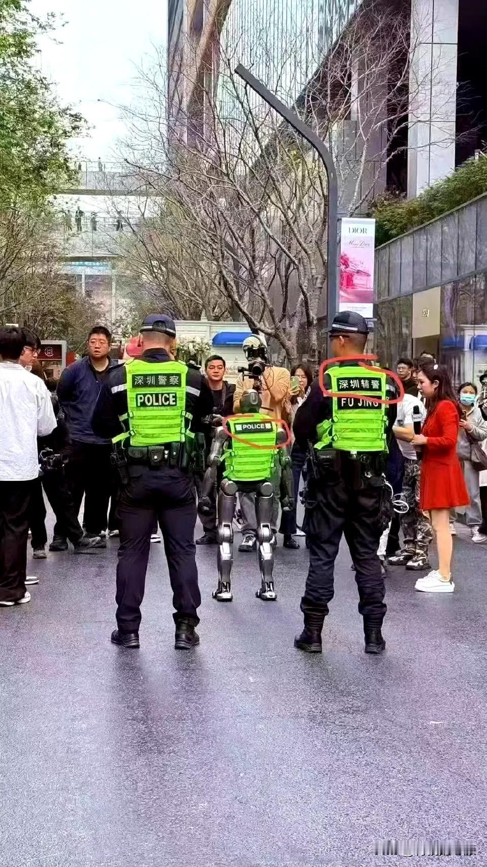 我说个建议，机器人先不要警用，可以先把城管取消，让机器人管理市场，怎么样？