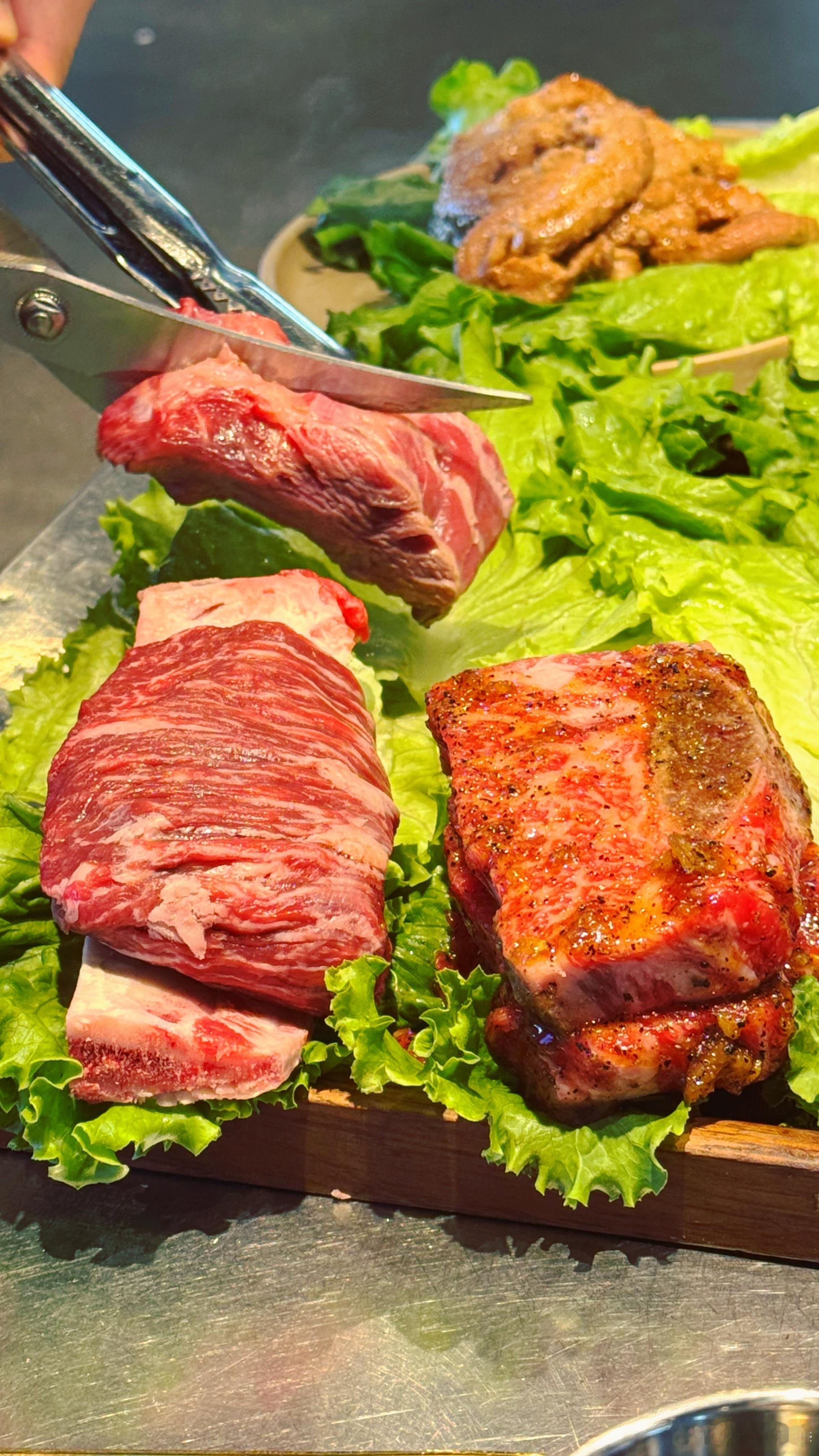 有朋自远方来，一起吃大肉肉[哈哈]多年前刚开始吃韩国烤肉的时候，喜欢自己烤，觉得