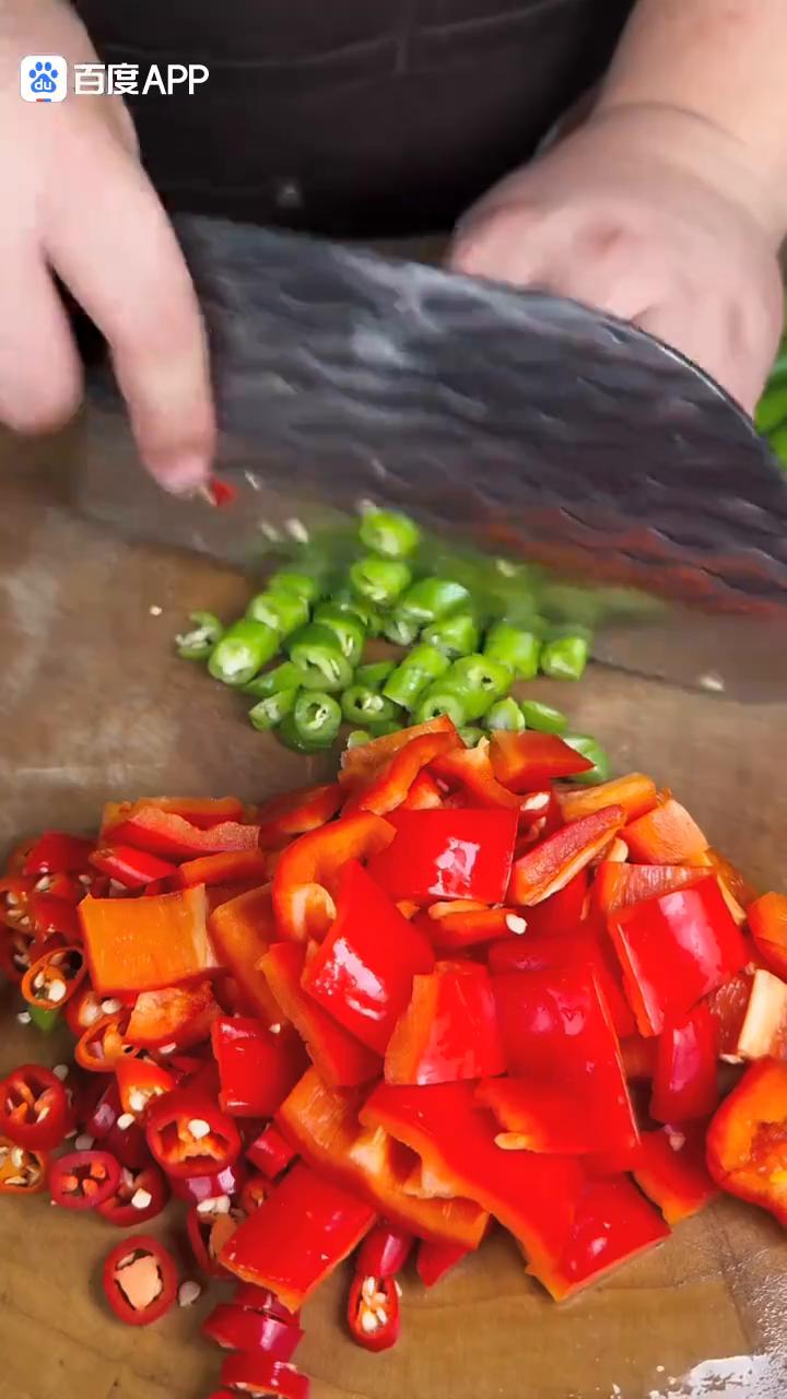 辣子鸡拌面。
大壮，这洗这么多鸡腿和辣椒，今天做辣子鸡拌面。辣子鸡丁我吃过，辣子