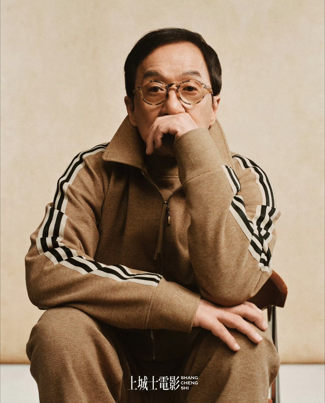 你是成龙那他是谁  奥斯卡终身成就奖的荣光之外，是《过家家》里藏在迷茫眼神里的爱