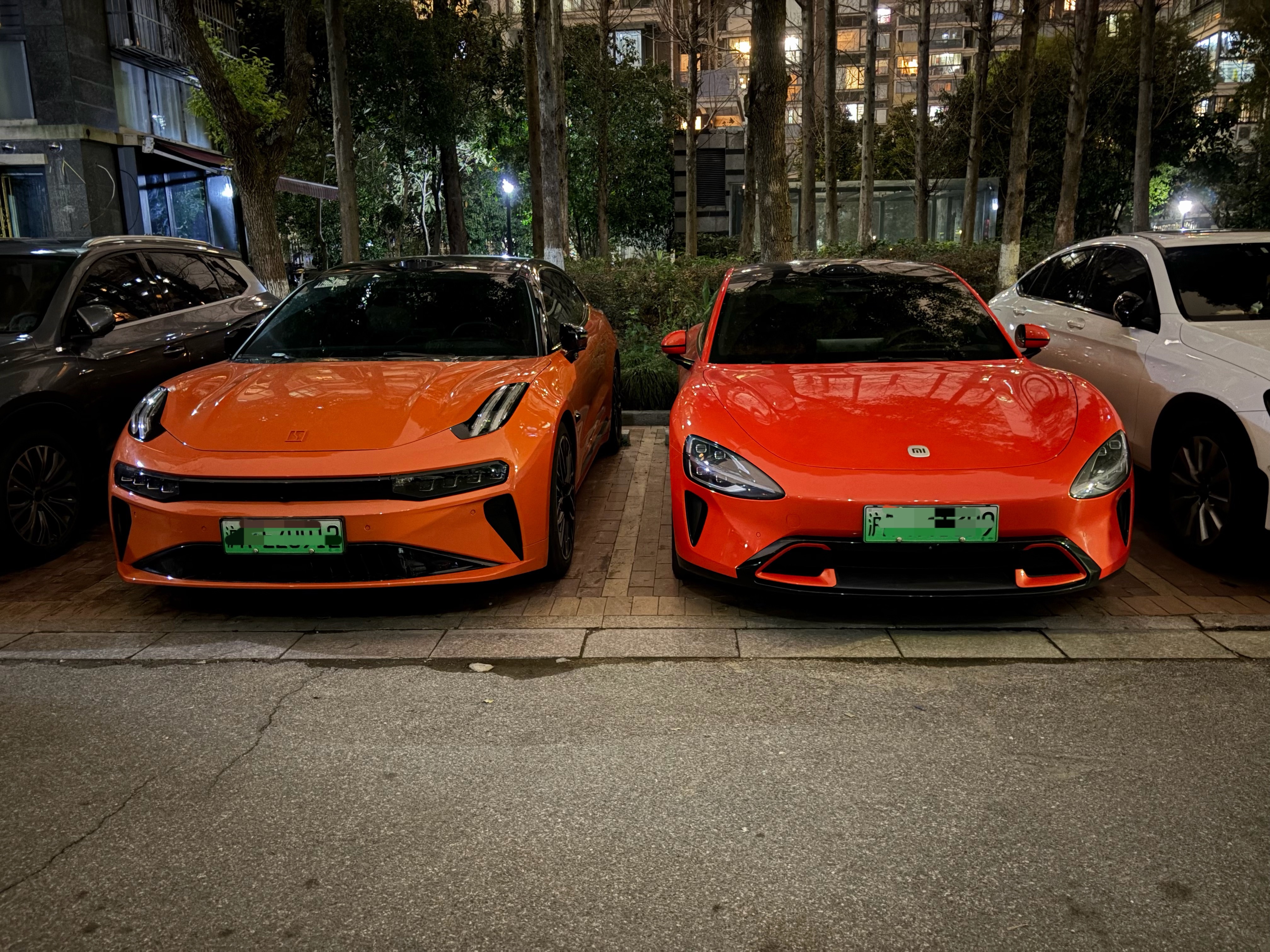 这是两位很有活力的邻居啊。都是橙色，还是停在一起，帅