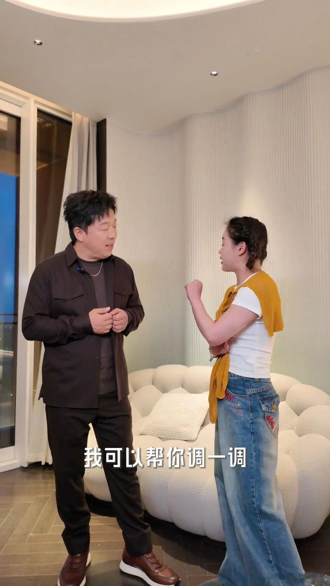 张家齐教黄渤拉伸黄渤说张家齐适合演戏黄渤情商太高了 张家齐变身拉伸教练，黄渤认真