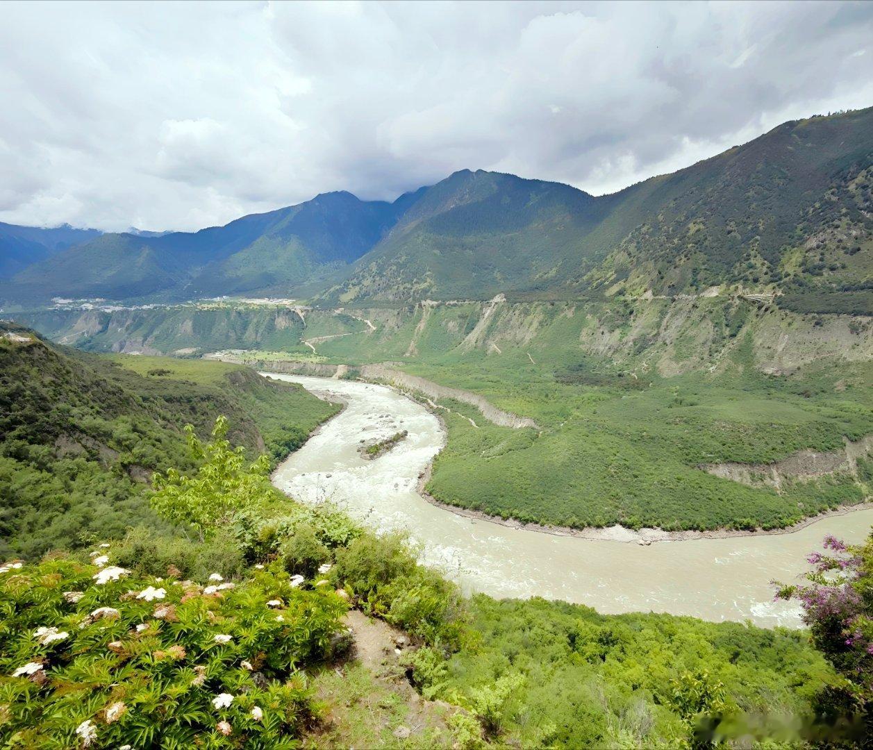 雅鲁藏布江大峡谷s弯 