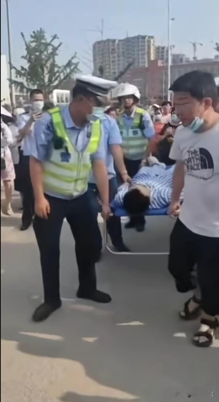 躺在担架上进考场，该如何答卷子呢？在这种情况下，肯定是影响水平发挥的，也影响答卷