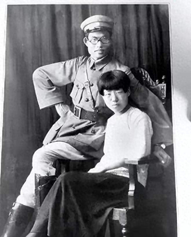 她与前夫离婚后独自生活15年，昔日丈夫成为开国大将，儿子也晋升中将，她的人生境遇