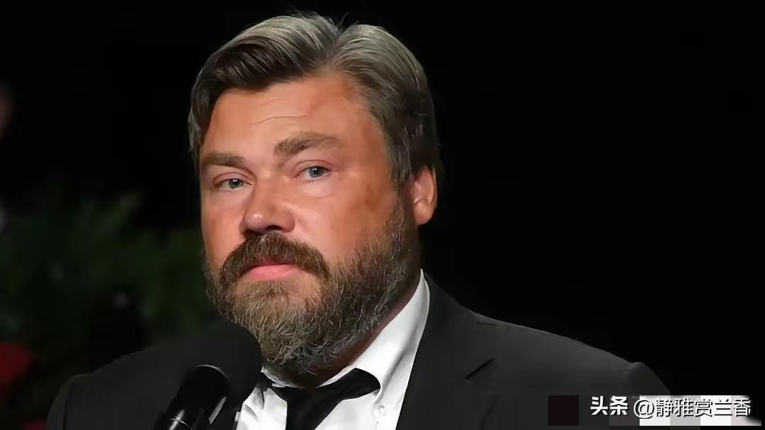乌克兰的无人机炸了莫斯科炼油厂只是表象，真正炸开的，是俄罗斯内部压了很久的那道敏