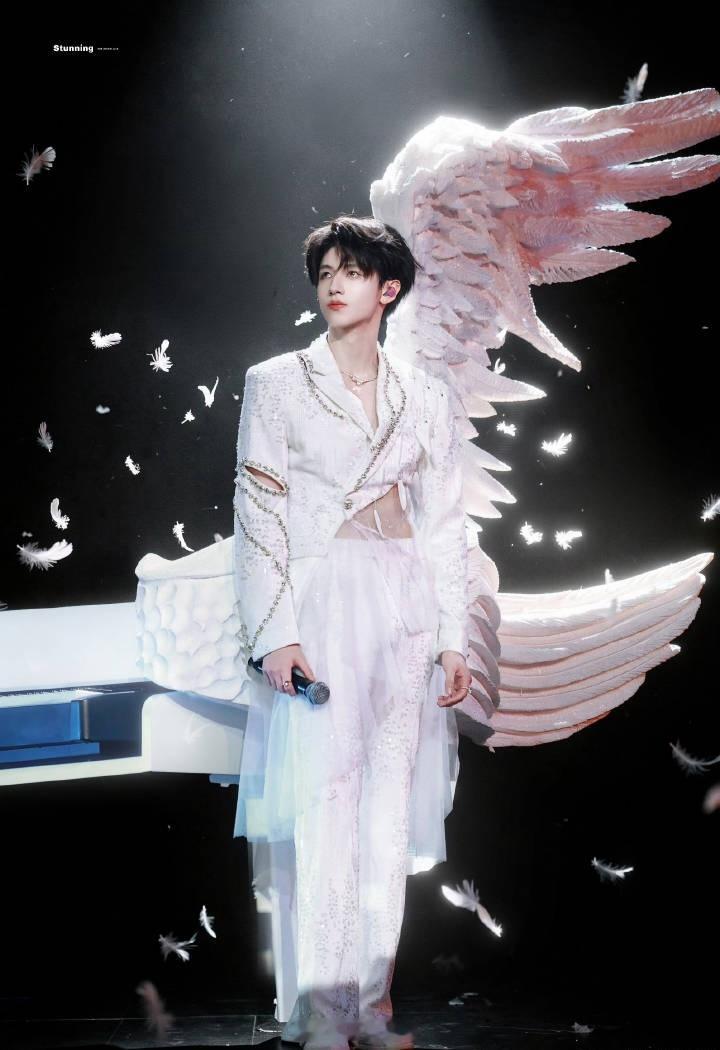 天神下凡人间，朱志鑫确实够帅够牛比舞台表现力超神，朱志鑫粉丝更是相当的给力朱志鑫