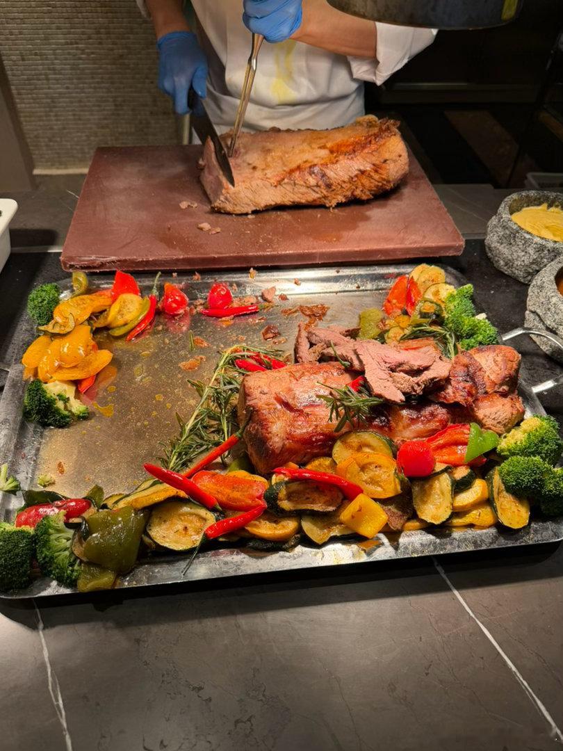 恰饭恰饭今天恰小鹏gx 发布会的饭来的人很多分了几个酒店我住在深圳华侨城洲际酒店