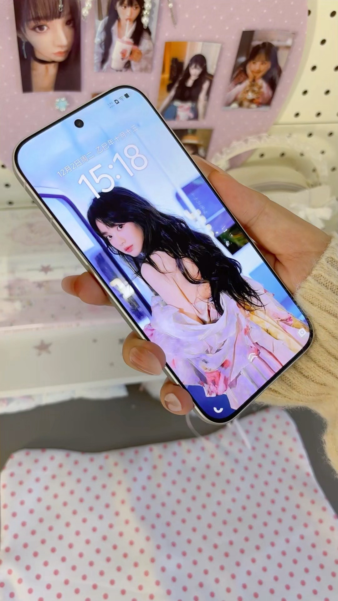 田曦薇手里的痛机是粉丝手搓的 于2025爱奇艺尖叫之夜红毯上，化身“港风小猫”，