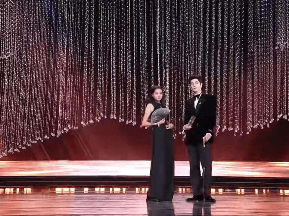 微博视界大会，关晓彤，张凌赫。两个长腿星人。凌赫儿得有一米九叭？在关晓彤旁边身高