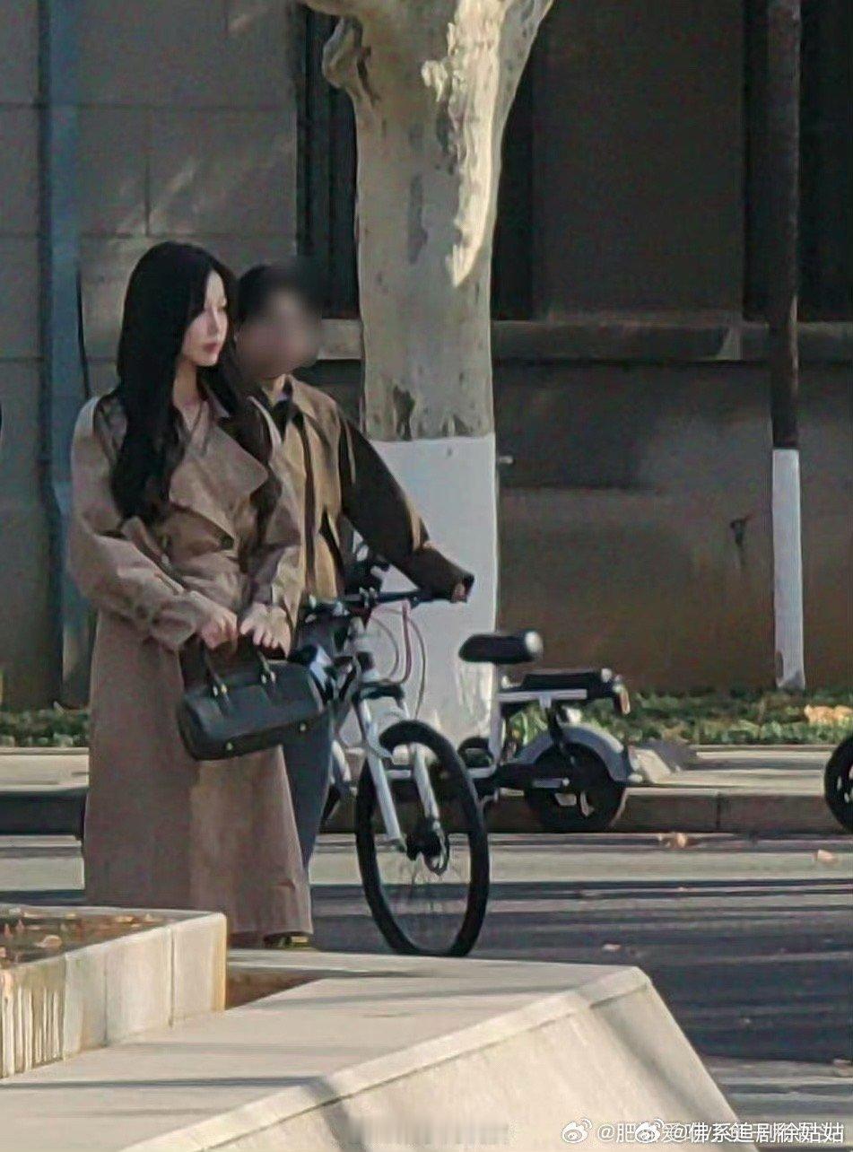 东南大学偶遇虞书欣 东南大学偶遇虞书欣！穿的咖色风衣，好美好美[舔屏]这是在拍摄