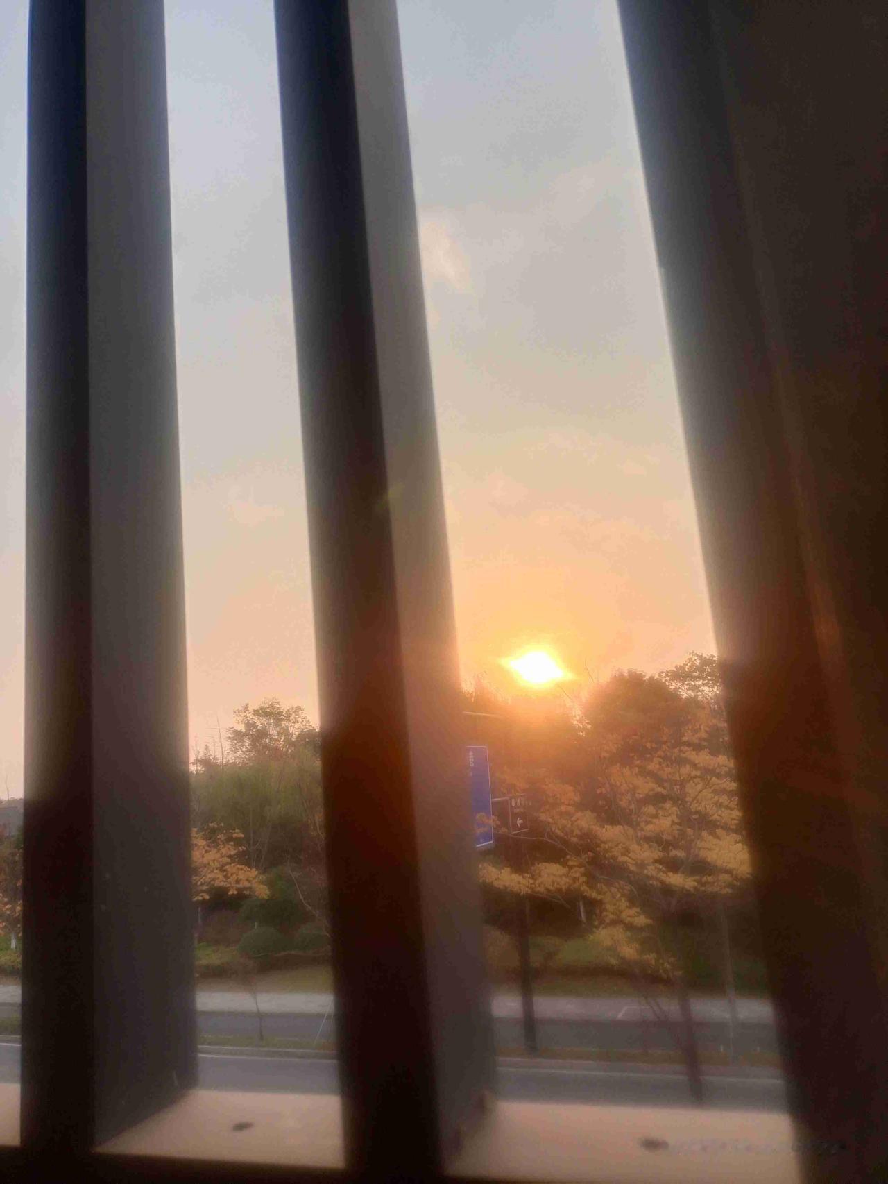 带定位晒今日生活 今天心情就像海南这大晴天一样，轻松愉快到飞起！
窝在家里追中篇