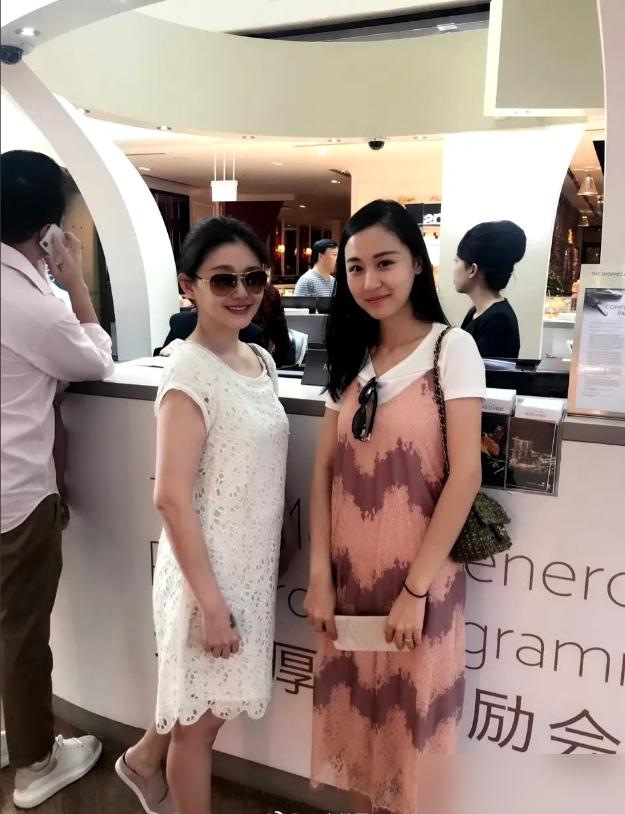 都说大S产后发福，路人随便一拍就能把她比下去？这事，就离谱，简直是把明星想得太简