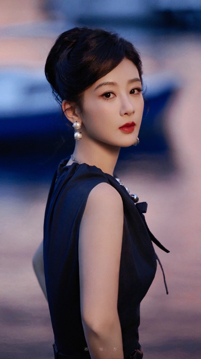 杨紫玉兰花开君再来 💜杨紫董竹君 我的喜欢写在风里，从此整个世界都是你。 杨紫
