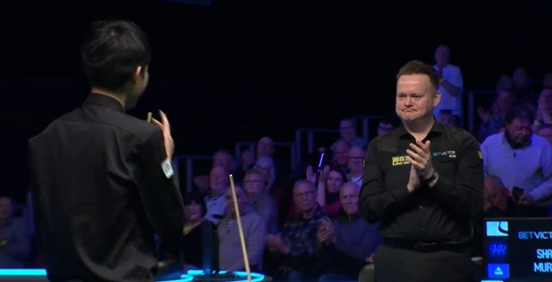 打服了！墨菲早早站起准备为常冰玉鼓掌，握手后长时间为其鼓掌！