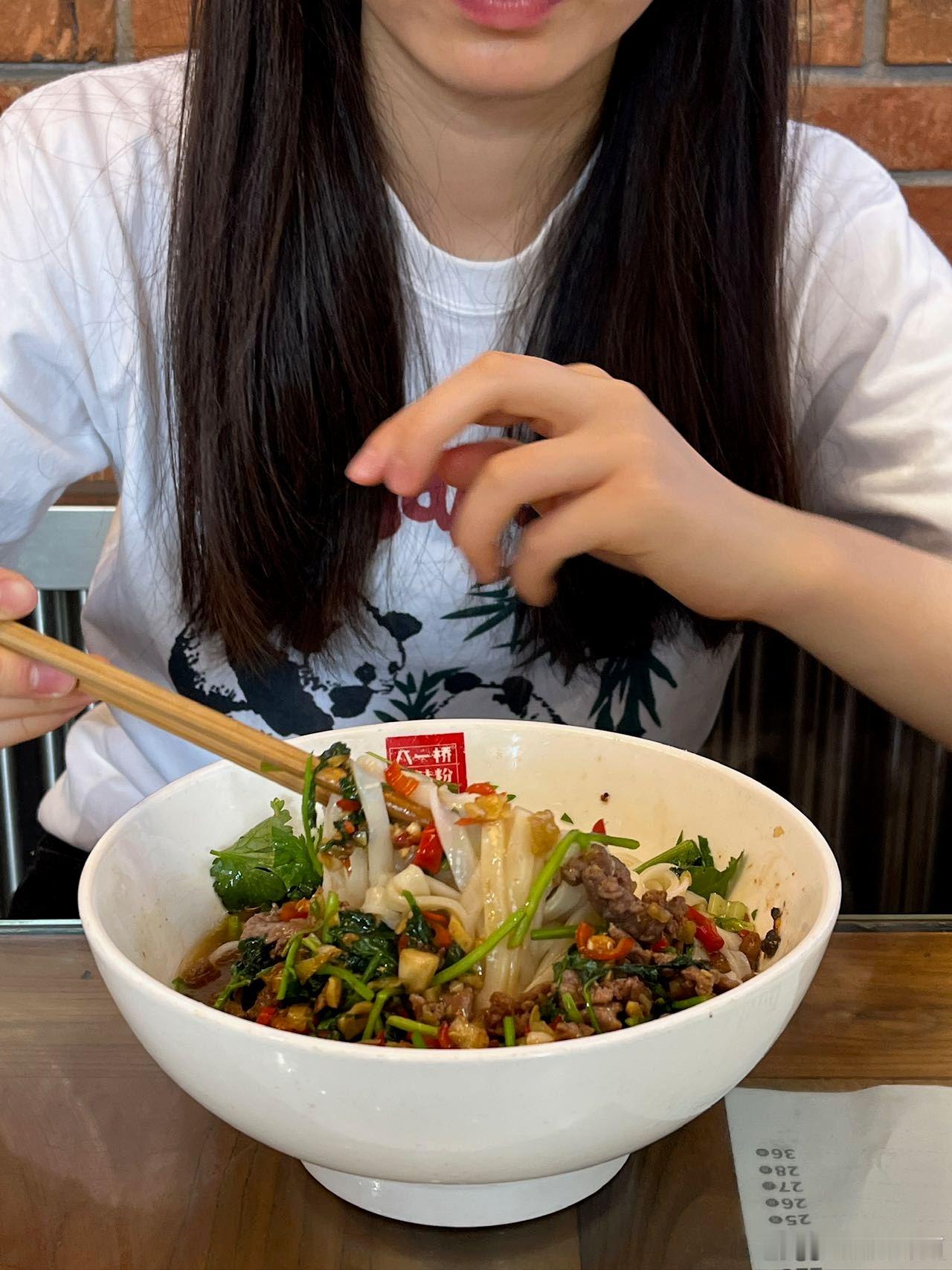 花十几块逛吃湖南米粉街 来长沙米粉街，十几元就能尝遍特色米粉！爽滑米粉裹满汤汁，