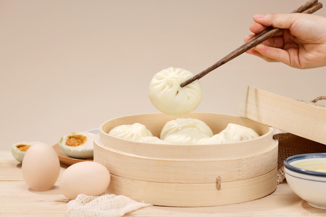 蒸包子不用提前发面，教你一招，包子蓬松软，不塌陷不回缩
很多人蒸包子，最怕的就是