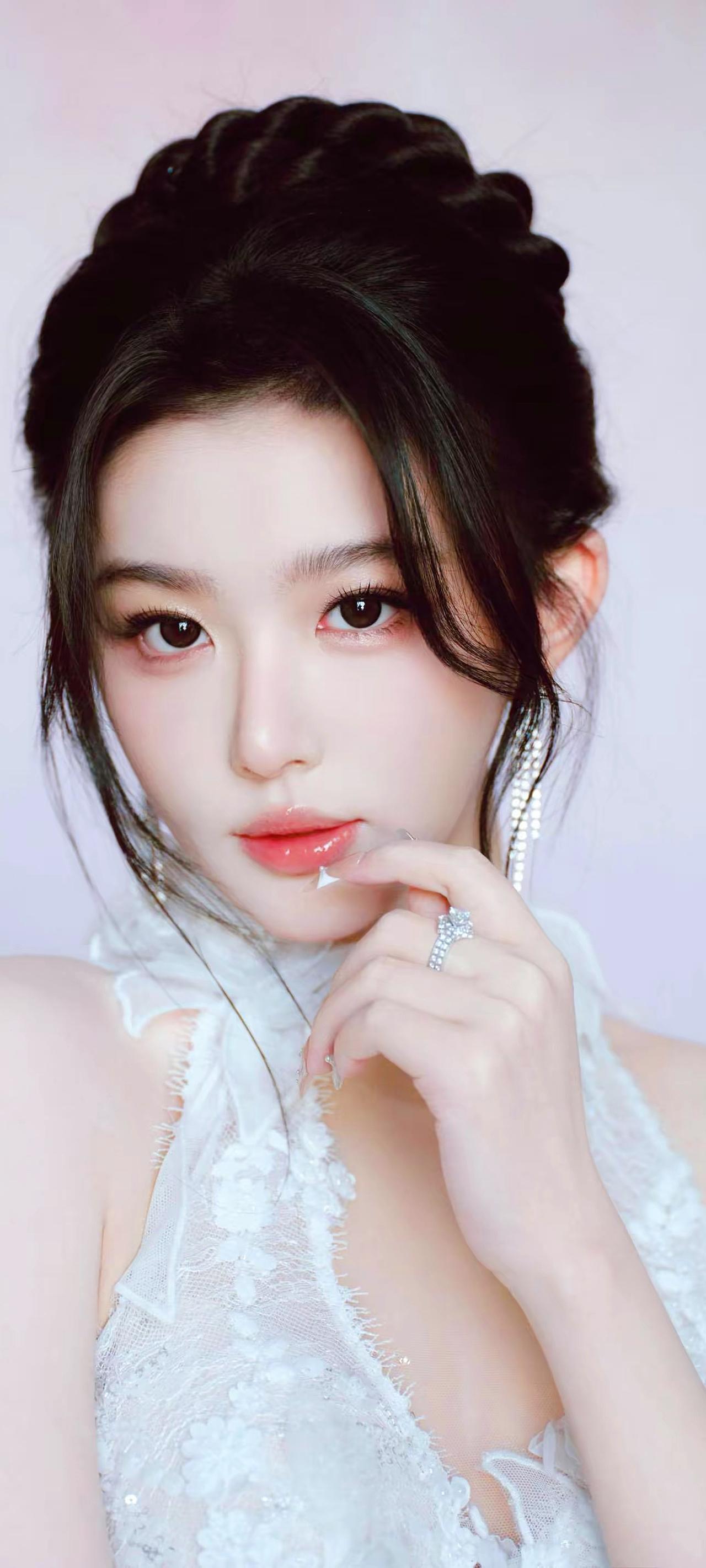 《云裙香韵》
素纱缀雪曳清光，露背凝脂带浅香。
转盼惊鸿裁晓日，一裙云影动潇湘。