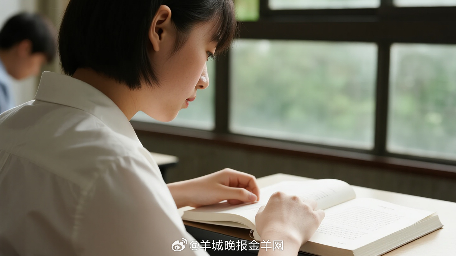 #早安# 阅读，在困惑时给你启迪，在局限时给你视野，让平凡的生活更有诗意。字句沉