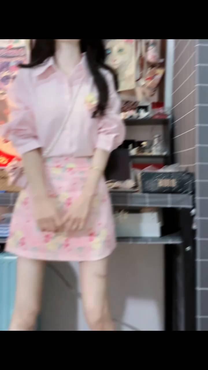 怎么这个六月吹来一阵清风，原来它带着你的记号，你的心中我想和你看大理的星空，你太