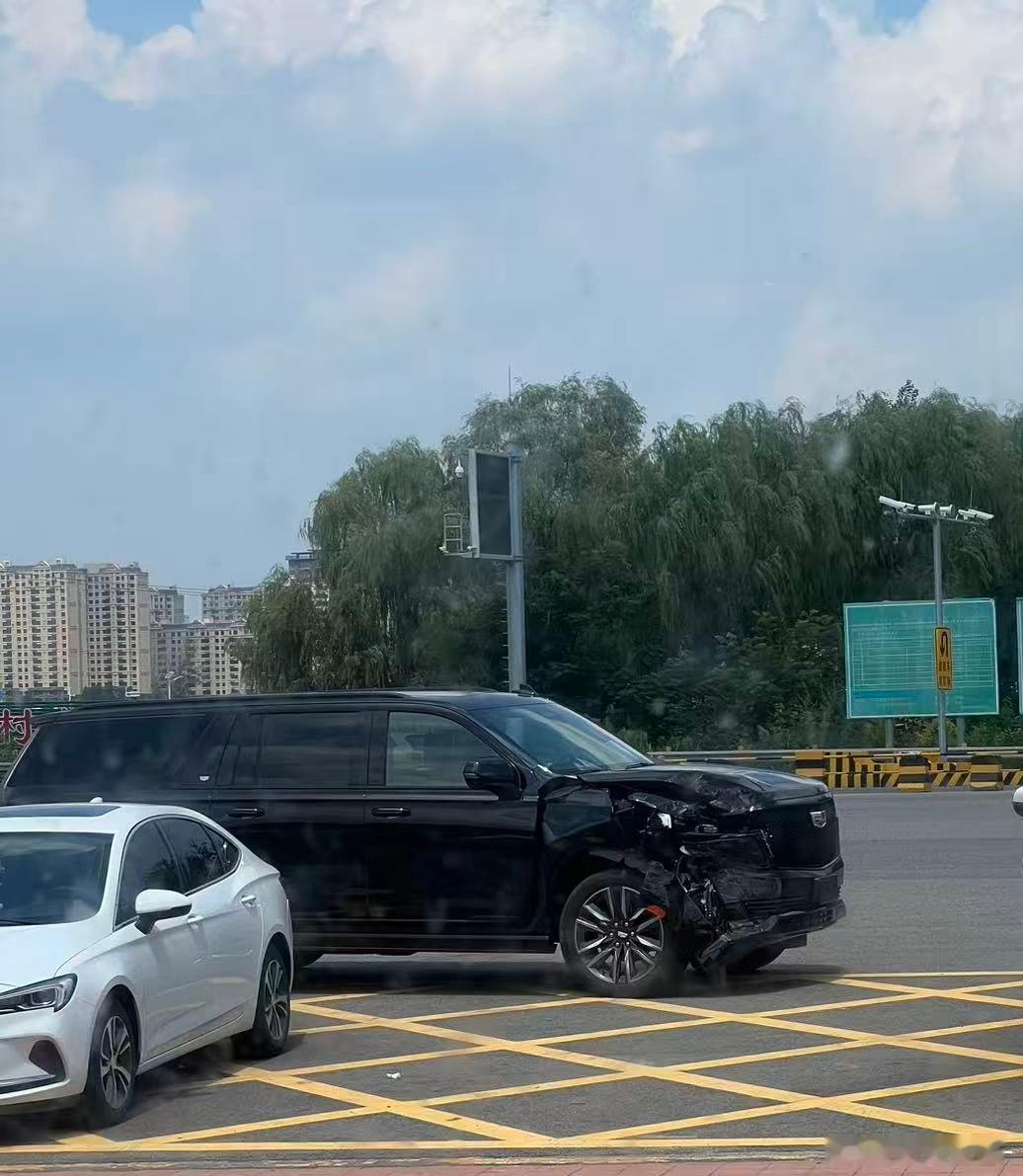 浴皇大帝追尾了钛7，凯雷德维修恐怕不便宜[允悲]比亚迪[超话]钛7 ​​​
