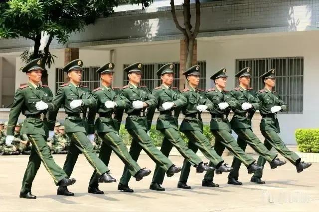 今天碰上个锅友，他说：问你个日常生活中的问题、齐步走是先迈那个腿？这看似平常中的