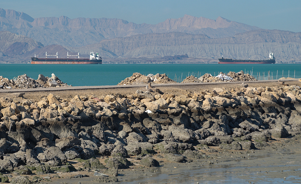 【伊允许载必需品船只通过霍尔木兹海峡】 据伊朗方面当地时间4日消息，伊朗已批准运