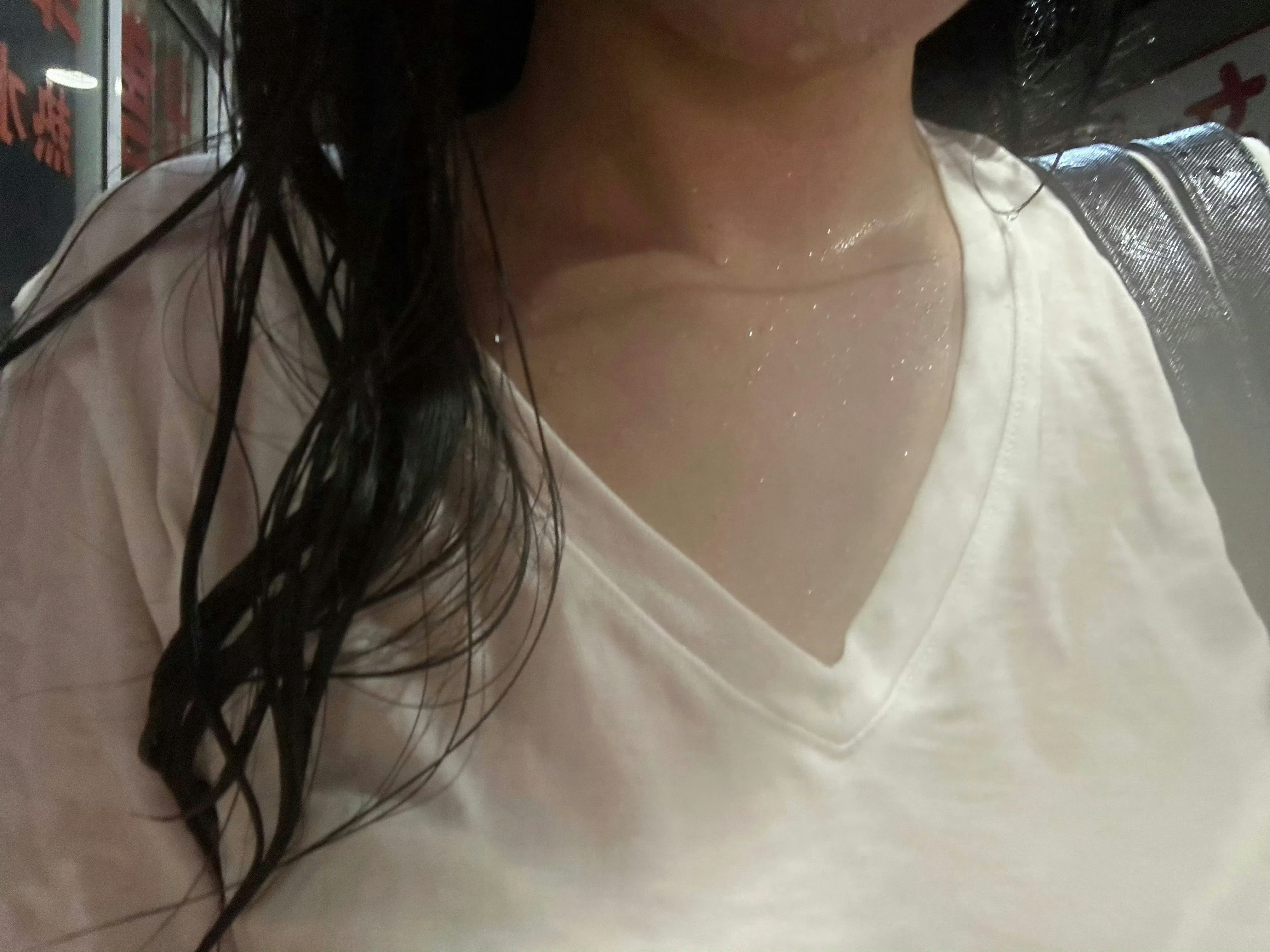 每次下班就下雨是吧 就非让我湿身 